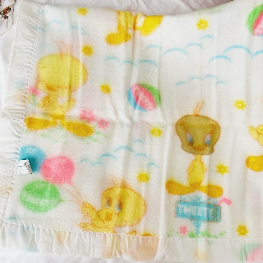 NOS Vintage 1977 Looney Tunes Tweety Bird SATIN TRIM Acrylic Blanket 36x51"